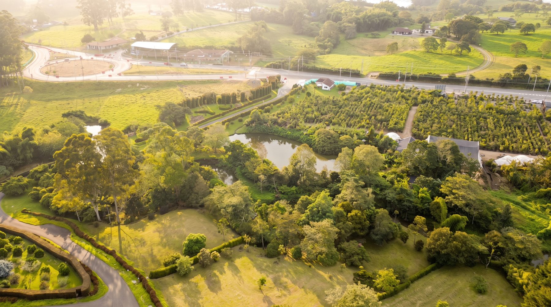 Vista aérea de la parcelación Maitamac: vías, lago, setos y casas entre árboles