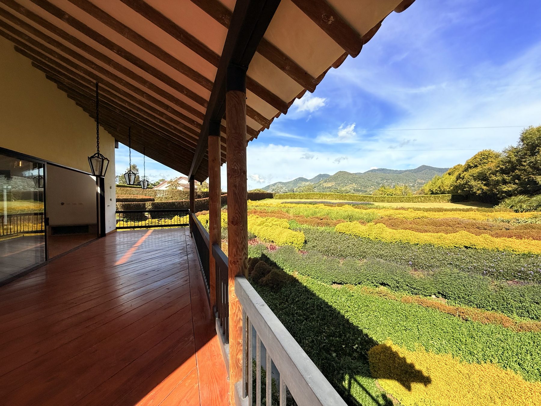 Terraza de Casa 5 con vista al jardín y a los cultivos